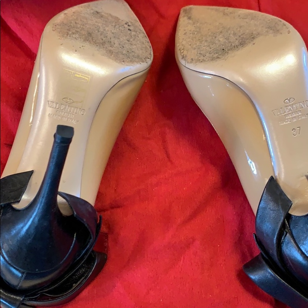 Valentino Garavani patent bow pumps. - Picture 4 of 6
